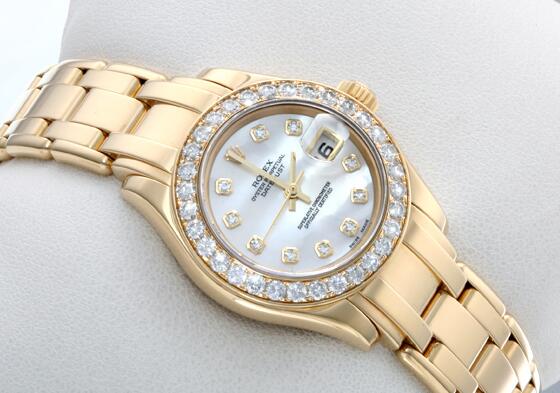 The diamonds paved on the bezel make this timepiece more eye-catching.
