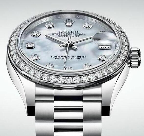 The mother-of-pearl dial is mysterious and romantic.